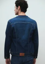 Campera de denim azul oscuro de calce slim.