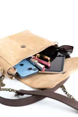 Bandolera beige de cuero con forro de tela, correa corta de cuero desmontable y correa larga de cadena desmontable.