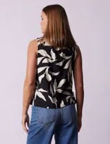 Blusa sin mangas de gasa estampada en blanco y negro, marca Floral & Ivy. Tiene cuello a la base y escote en V con botones.