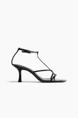 Sandalias negras de tacón fino con punta cuadrada y tiras finas sobre el empeine. Pulsera ajustable con hebilla de metal.