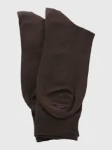 Calcetines negros de vestir con logo de la marca Hush Puppies en el lateral.