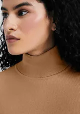 Polera negra de cuello alto, manga larga y tejido acanalado.