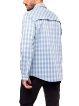 Camisa a cuadros de manga larga, diseñada para actividades al aire libre, con bolsillos frontales y ventilación en el canesú.