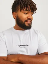 Remera blanca de manga corta con cuello redondo y corte relajado. Diseño con estampa en relieve con la leyenda "Originals Studio BROUGHT TO YOU BY JACK & JONES DESIGNED IN COPENHAGEN".