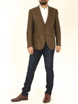 Saco sport color beige de gamuza ecológica, con dos botones frontales y forro interno completo.