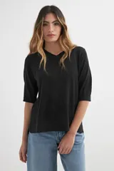 Sweater negro de tejido de punto, con escote en V y mangas 3/4.