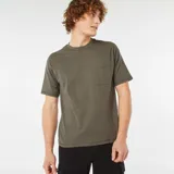 Remera color verde oliva de corte recto, con cuello redondo y bolsillo en el pecho.