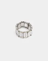 Anillo plateado con diseño de eslabones rectangulares unidos por una banda elástica.