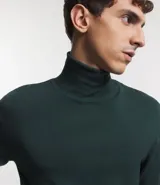Buzo de viscosa color verde oscuro, corte slim, manga larga y cuello alto.