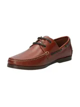 Zapato náutico de cuero marrón con cordones negros, suela de goma y detalle de logo de pato bordado en el lateral.