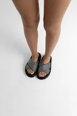 Sandalias negras con plataforma y tiras cruzadas con apliques brillantes. Forradas en satén.