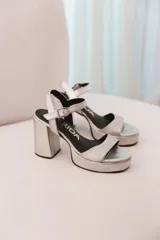 Sandalias negras de charol con plataforma y tacón cuadrado.