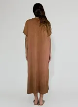 Vestido largo color amarillo, de lino y algodón, con escote en V y mangas cortas.