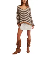 Sweater de punto grueso a rayas horizontales color marrón y beige, con escote en V profundo, mangas largas holgadas y hombros caídos.