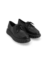 Zapato acordonado de cuero liso negro con suela track de goma.