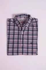 Camisa de manga corta con estampado a cuadros en tonos de azul y blanco, corte slim fit. Tiene cuello abotonado, bolsillo en el pecho con logo bordado y cierre frontal con botones.