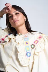 Camisa color crema con cuello Claudine y bordado de crochet multicolor.