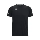 Remera deportiva verde con logo Under Armour blanco en el pecho y detalles de rayas blancas en las mangas.