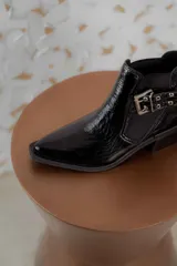 Botines Chelsea color beige con elásticos laterales negros, punta cuadrada, detalle de hebilla lateral y tacón bloque bajo.