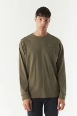 Remera manga larga verde militar de algodón con logo bordado en el pecho. Corte clásico con cuello redondo.
