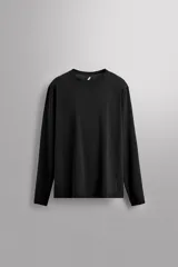 Remera deportiva negra de manga larga confeccionada en tejido técnico perforado, ligero y elástico.