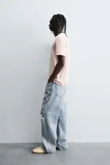 Camiseta slim fit de manga corta y cuello redondo, confeccionada en tejido de algodón con elasticidad.