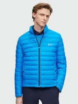 Campera puffer celeste con cierre frontal, cuello alto y logo de la marca en el pecho.