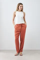 Pantalón de lyocell color ladrillo, con cintura elástica y cordón ajustable.