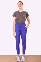 Pantalón de vestir color violeta con cintura elastizada y cordón ajustable.