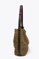 Bolso tipo saca de rafia color marrón con asa de hombro ajustable y detalle lateral. Incluye cartera con bolsillo extraíble y cierre con botón imantado.