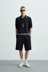 Polo de hombre relaxed fit, tejido de punto con viscosa, color azul marino. Tiene cuello solapa con cierre frontal de botonadura, manga corta, bolsillo de parche en el pecho y rib en los puños y el bajo.