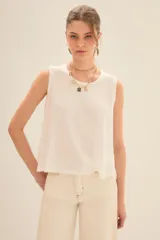 Musculosa blanca de algodón con cuello redondo y sisas amplias.