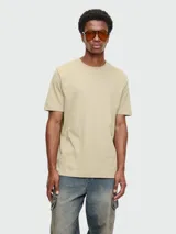 Remera blanca de manga corta con cuello redondo y corte recto.