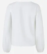 Blusa color lila confeccionada en crepé, con escote redondo y mangas largas con puños elásticos.