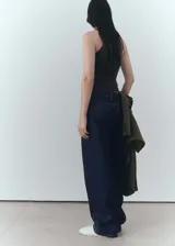 Pantalón de jean azul oscuro, de corte recto, con tiro medio y cinco bolsillos.