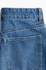 Bermuda de denim celeste, de tiro alto, corte recto y cinco bolsillos.