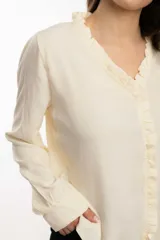 Blusa azul marino de manga larga en tela tipo seda, con escote en V con volado en todo el escote.