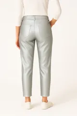Pantalón plateado de eco cuero, corte recto y tiro alto.