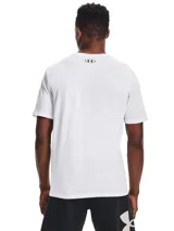 Remera celeste de Under Armour, corte clásico, mangas cortas y logo estampado en el pecho.