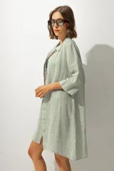 Vestido corto color negro, de corte recto y breteles finos.