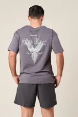 Bermuda deportiva gris oscuro de nylon, de corte suelto, con cintura elástica y cordón de ajuste. Cuenta con detalles de líneas en los costados y bolsillos con cierre.