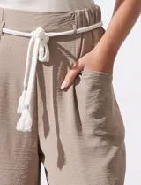 Pantalón palazzo color beige, marca Dictionary, con pretina ancha elastizada, pasadores y cinto de cordón.