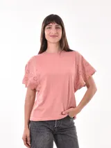 Remera color salmón con mangas cortas con detalle de calado.