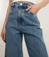 Pantalón wide leg de jeans con algodón BCI más sostenible, recorte en el canesú y bolsillos delanteros y traseros.