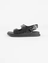 Sandalias plateadas con tiras anchas y plantilla cómoda, con tira ajustable en el talón. Fabricadas en cuero vegano.
