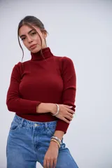 Polera de cuello alto color bordó, de tejido acanalado y manga larga.
