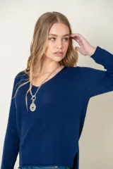 Sweater gris oscuro de lana con cuello en V y corte holgado.