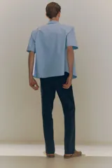 Pantalón de vestir negro de corte slim fit, con bolsillos laterales y traseros.