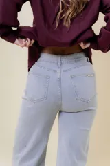 Jean de corte wide leg en color azul medio, con tiro medio, diseño de pierna amplia y fluida, y cinco bolsillos funcionales.