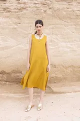 Vestido midi color camel, sin mangas y de corte recto.